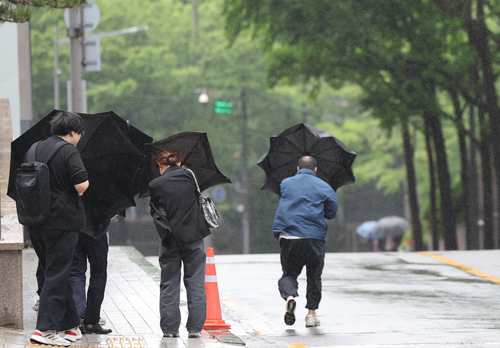 9일 서울 시내 거리에서 강한 비바람이 몰아치고 있다. 연합뉴스