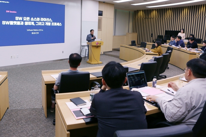 LG전자가 임원을 대상으로 지난해 4회에 걸쳐 진행한 AI 교육에서 홍성표 LG전자 소프트웨어플랫폼연구소장이 강의를 하고 있다.