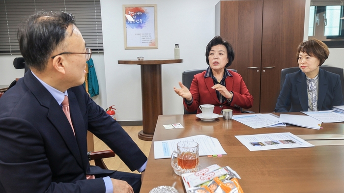 신계용 과천시장(가운데) 7일 이한경 행안부 재난안전관리 본부장(왼쪽) 현안 논의