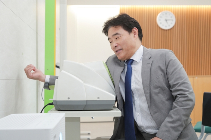 김운남 고양특례시의회 의장(왼쪽) 7일 일산동구보건소 신축 청사 방문