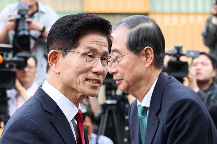 회동 마치고 인사하는 김문수-한덕수