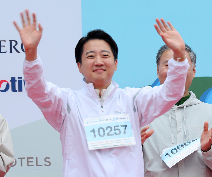 손 흔드는 이준석