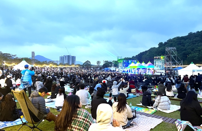 잔디광장에서 공연 감상…“장성군 뮤직 페스티벌 또 오고 싶어요!