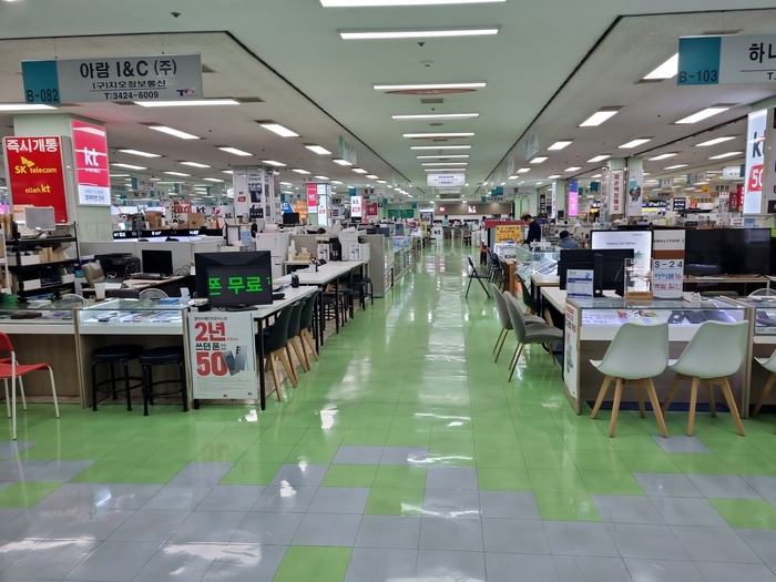 서울 광진구 강변 테크노마트 내 휴대폰 판매점 전경.