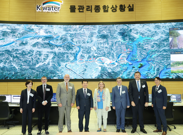 윤석대 한국수자원공사 사장(왼쪽 네 번째)과 주한 유럽연합(EU) 및 4개 회원국 대사 대표단이 대전 수자원공사 물관리종합상황실에서 기념촬영하고 있