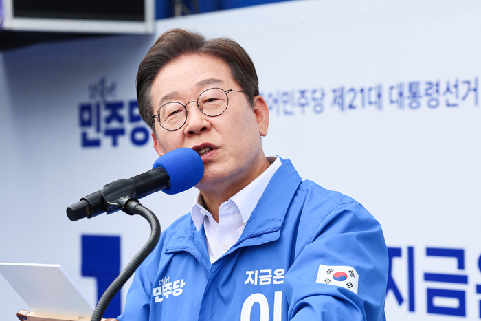 이재명 더불어민주당 대선 후보가 지난 14일 경남 창원시 상남분수광장에서 열린 집중 유세에서 지지를 호소하고 있다. 연합뉴스