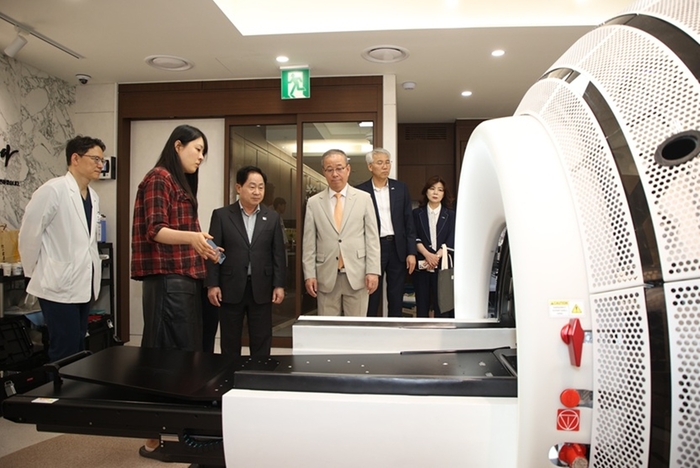 주광덕 남양주시장(가운ㄷ데) 13일 동국대 바이오메디캠퍼스 시설 라운딩
