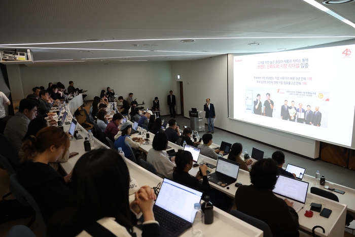 15일 서울 강남구 캐논플렉스에서 열린 '캐논코리아 미디어 라운드 테이블' 행사에서 정병림 캐논코리아 마케팅 부문장이 회사 이력에 대해 소개하