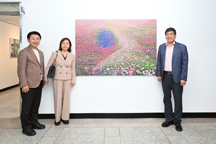 김동근 의정부시장(왼쪽)-한귀원 작가-한성우 ㈜지테크인터내셔날 대표이사(오른쪽)