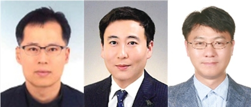 안양시 기술사 합격 주인공- 왼쪽부터 이준표 안양시 철도교통과장_김환수 철도교통과 주무관, 황규도 하수과 주무관