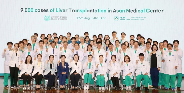 서울아산병원 간이식팀 의료진이 간이식 9000례 달성을 축하하며 지난 7일 기념사진을 찍고 있다.