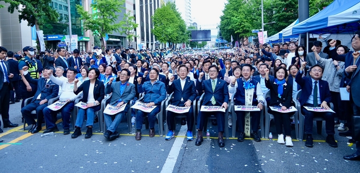 서울·대구·부산서 금남로로 '5만여명 운집'…'오월 민주주의 대축제'로 5·18전야 밝혔다