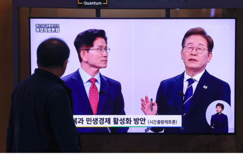 지난 188일 서울역 대합실에서 시민들이 제21대 대선 1차 후보자 토론회 중계방송을 지켜보고 있다. 연합뉴스