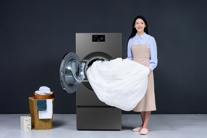 삼성전자 직원이 세탁건조기 '비스포크 AI 콤보'를 소개하고 있다.