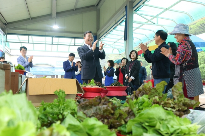 김성제 의왕시장 16일 농산물 직거래 장태 행복한 농부마켓 방문