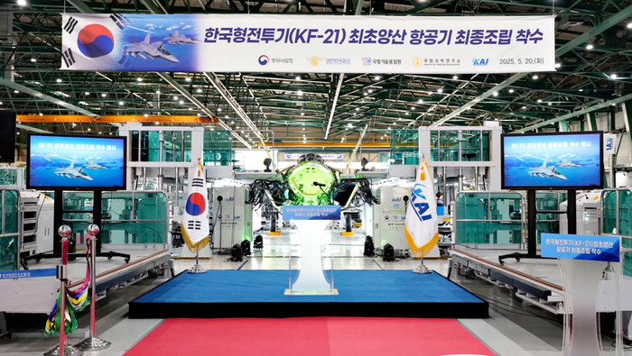 경남 사천 한국항공우주산업(KAI) 공장 내 한국형 전투기 KF-21 최초 양산 1호기의 최종 조립 현장. 사진=한국항공우주산업(KAI) 제공