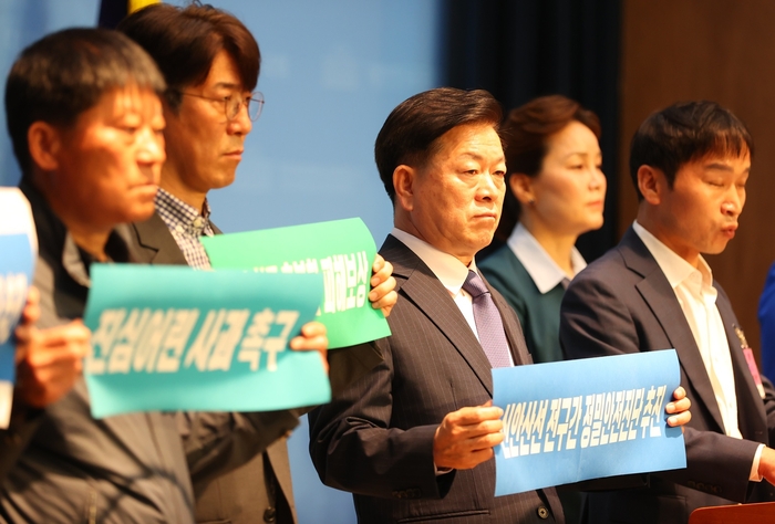 박승원 광명시장(가운데) 20일 국회 소통관 브리핑룸에서 열린 신안산선 붕괴사고 대책 마련 촉구 공동 기자회견 주재