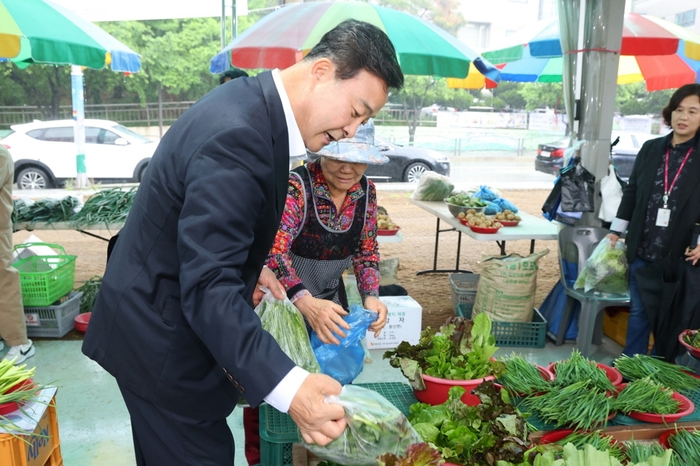김성제 의왕시장 16일 농산물 직거래 장태 행복한 농부마켓 방문