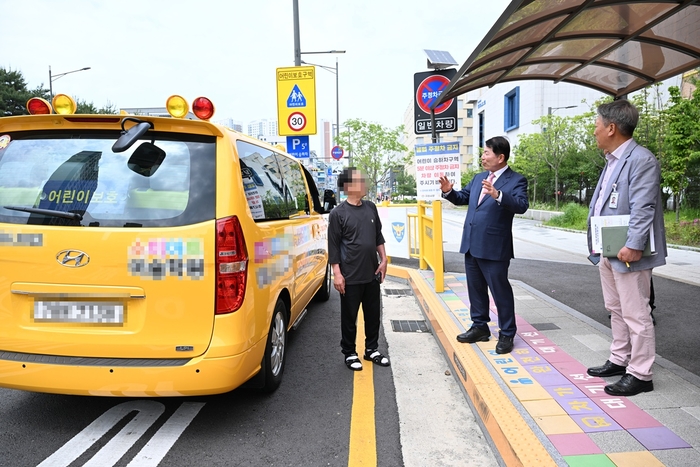 백경현 구리시장(가운데) 갈매초등학교 일원 점검