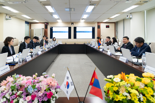 기상청과 몽골 기상청 관계자들이 지난 20일 기상청 서울청사에서 제11차 한-몽골 기상협력회의를 진행하고 있다.