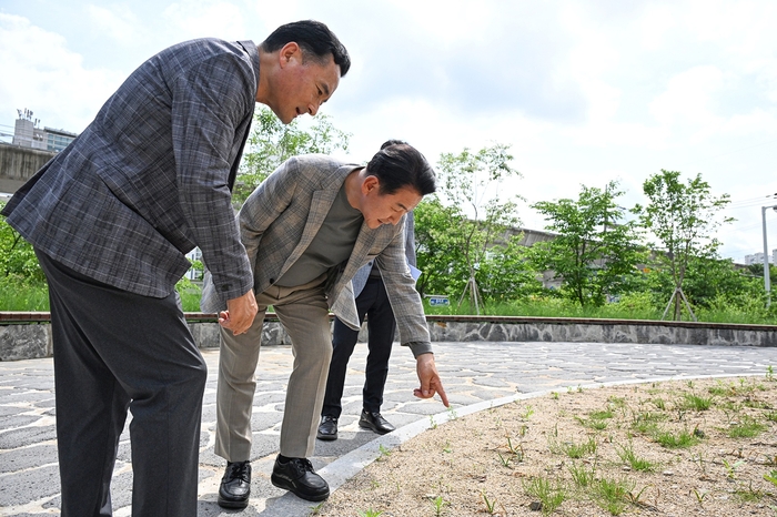 김동근 의정부시장(오른쪽) 21일 용현산업단지 완충녹지 산책로 현장 점검