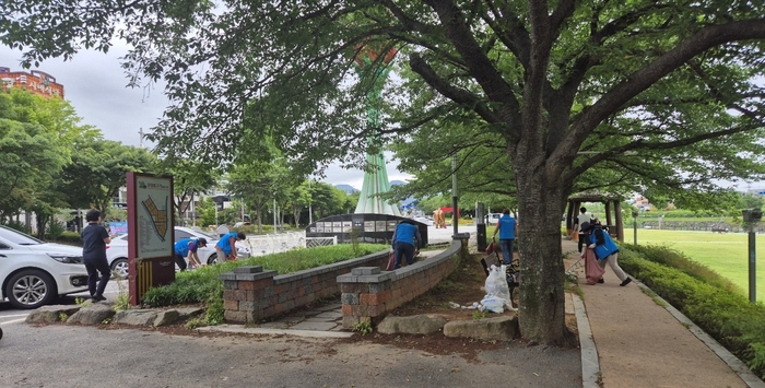 MG광양새마을금고, 서천변 환경정화 활동…'깨끗한 광양읍 만들기' 앞장
