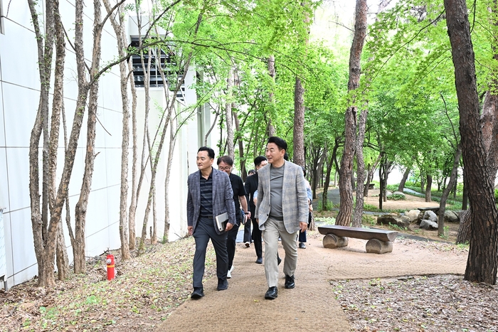 김동근 의정부시장(오른쪽) 21일 용현산업단지 완충녹지 산책로 현장 점검