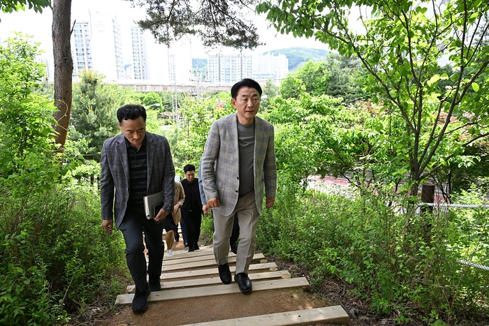 김동근 의정부시장(오른쪽) 21일 용현산업단지 완충녹지 산책로 현장 점검