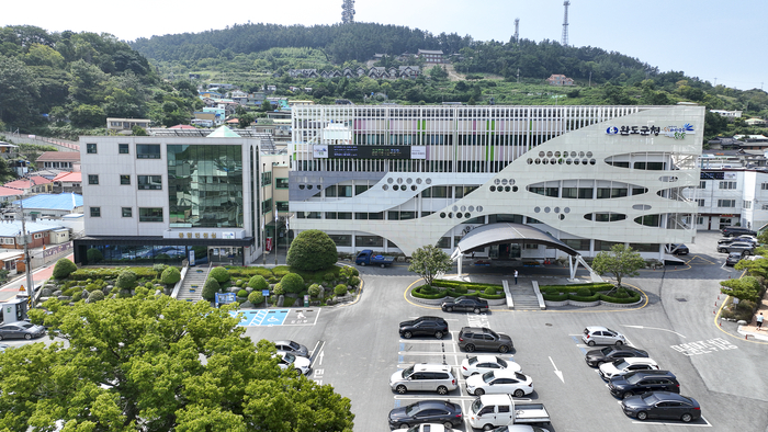 완도군, 군민의 상 수상자·명예 군민 선정
'군민의 상' 사회복지 및 환경 부문에 김동교 대표이사
'명예 군민' 장보고 한상 수상자 6명