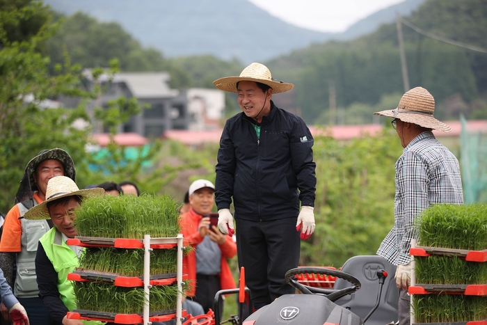 주광덕 남양주시장 23일 와부읍 도곡리 공동학습포 모내기 시연 행사 참석