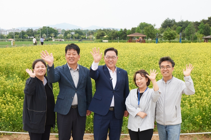 강수현 양주시장(왼쪽 세번째) 24일 양주 나리농원 유채꽃밭 방문