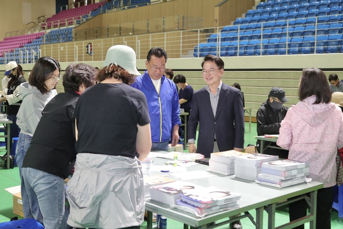 선거공모물 작업 격려하는 육동한 시장