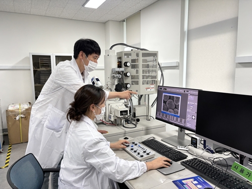 한국에너지기술연구원 울산차세대전지연구개발센터 연구팀이 하이 니켈 양극재 실험결과를 분석하고 있다. 한국에너지기술연구원