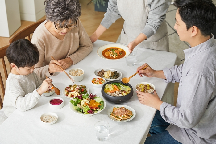 현대그린푸드의 케어푸드 전문 브랜드 '그리팅'에서 판매하는 메디푸드를 활용해 식사를 하는 모습. 사진=현대그린푸드