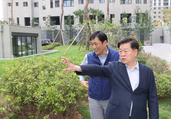 박승원 광명시장 26일 입주 앞둔 철산자이더헤리티지 아파트에 들러 품질 점검 실시