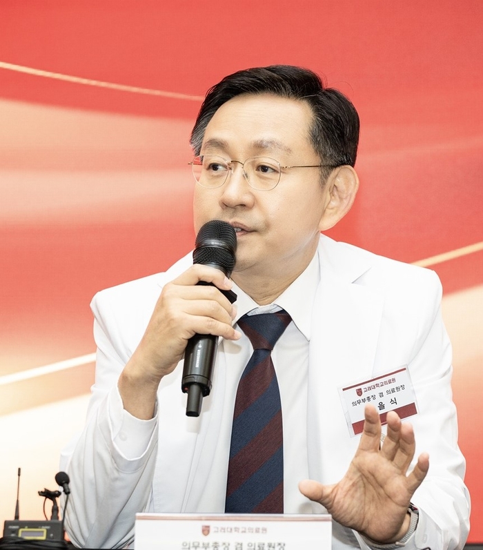 윤을식 고려대의료원장이 26일 열린 기자간담회에서 세계적 의료기관으로 도약하기 위한 주요 계획을 밝히고 있다.