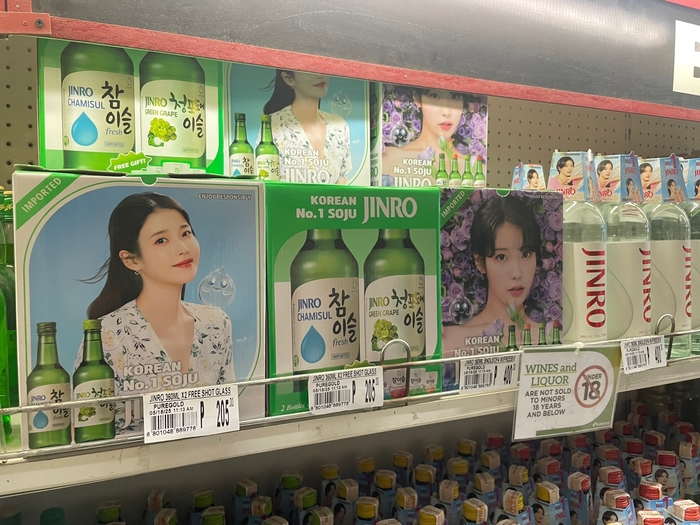필리핀 현지 3대 소매채널 중 한 곳인 '퓨어골드'에서 판매 중인 하이트진로 참이슬 패키지 상품 및 진로 수출용 제품. 사진=조하니 기자