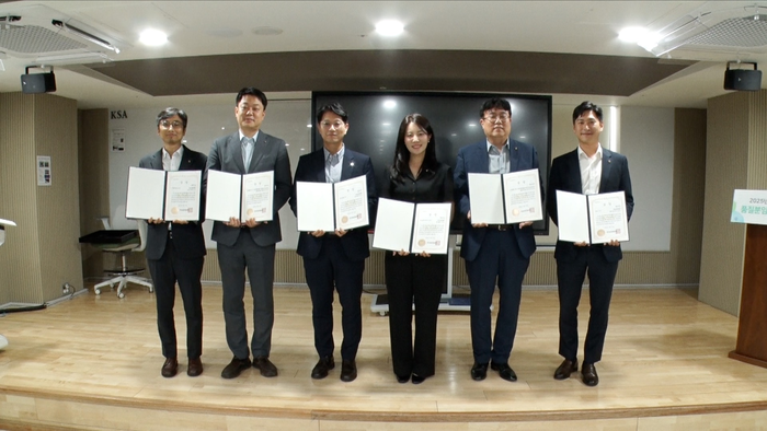 지난 21일 한국표준협회 퓨처밸류캠퍼스강남에서 열린 2025 서울특별시 품질분임조경진대회에서 수상자들이 기념촬영을 하고 있다.