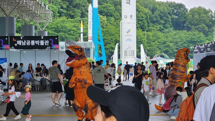 백악기 익룡 해남 이쿠누스를 아시나요? 세계 공룡의 날 박람회서 만나세요
국내 최초 세계학회에 보고된 해남 공룡, 국립중앙과학관 발자국 화석 전