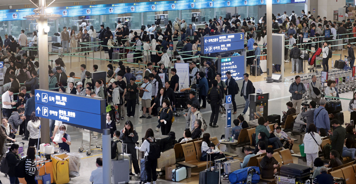 연휴 앞두고 인천공항 북적북적