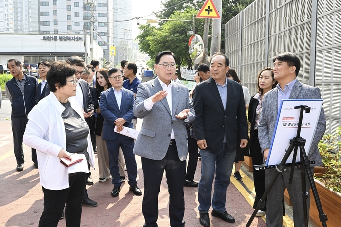 강수현 양주시장(왼쪽 두번째) 27일 덕정초등학교 안전한 등하교 환경 조성 '현장 간부회의' 주재