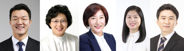 안산시의회 제297회 제1차 정례회에서 조례안 발의에 나선 최진호-박은경-현옥순-박은정-송바우나 의원(왼쪽부터)