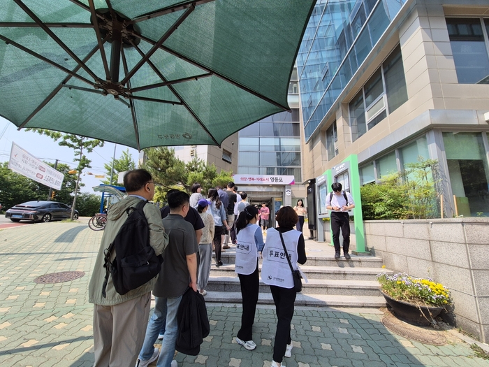 제21대 대통령 선거 사전투표 첫날 스캐치