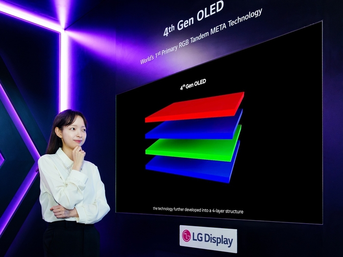 LG디스플레이 직원이 13일(현지시간) 미국 새너제이 맥에너리컨벤션센터에서 열리는 'SID 2025'에 전시된 4세대 OLED 패널을 소개하고 있다.