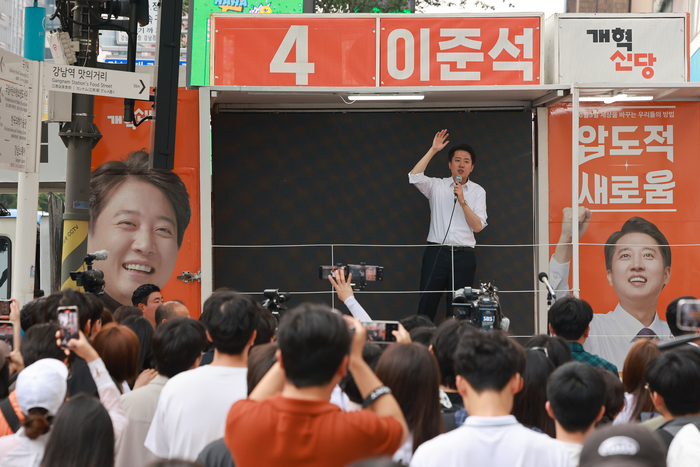강남역 일대에서 유세하는 이준석 후보