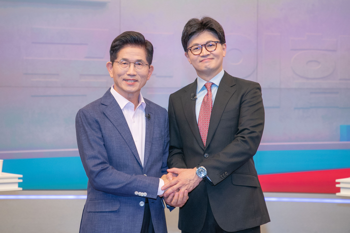 TV토론 앞서 포즈 취하는 김문수ㆍ한동훈 후보