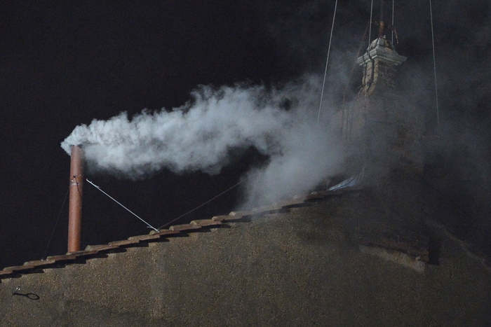 FILES-VATICAN-POPE-VOTE-CONCLAVE-WHITE SMOKE