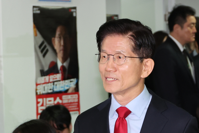 기자회견장 들어서는 김문수 후보