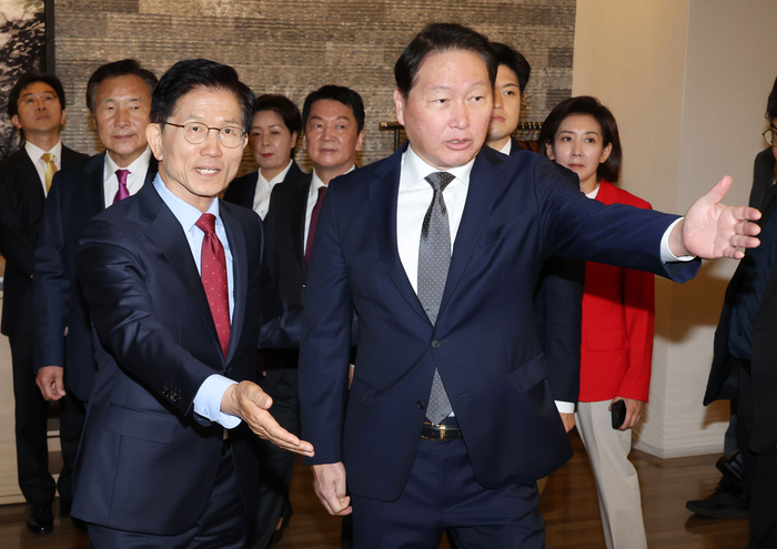 간담회 참석하는 김문수 후보-최태원 회장