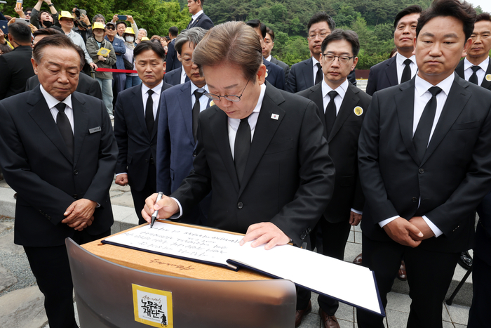 노무현 전 대통령 묘역에 방명록 남기는 이재명 후보